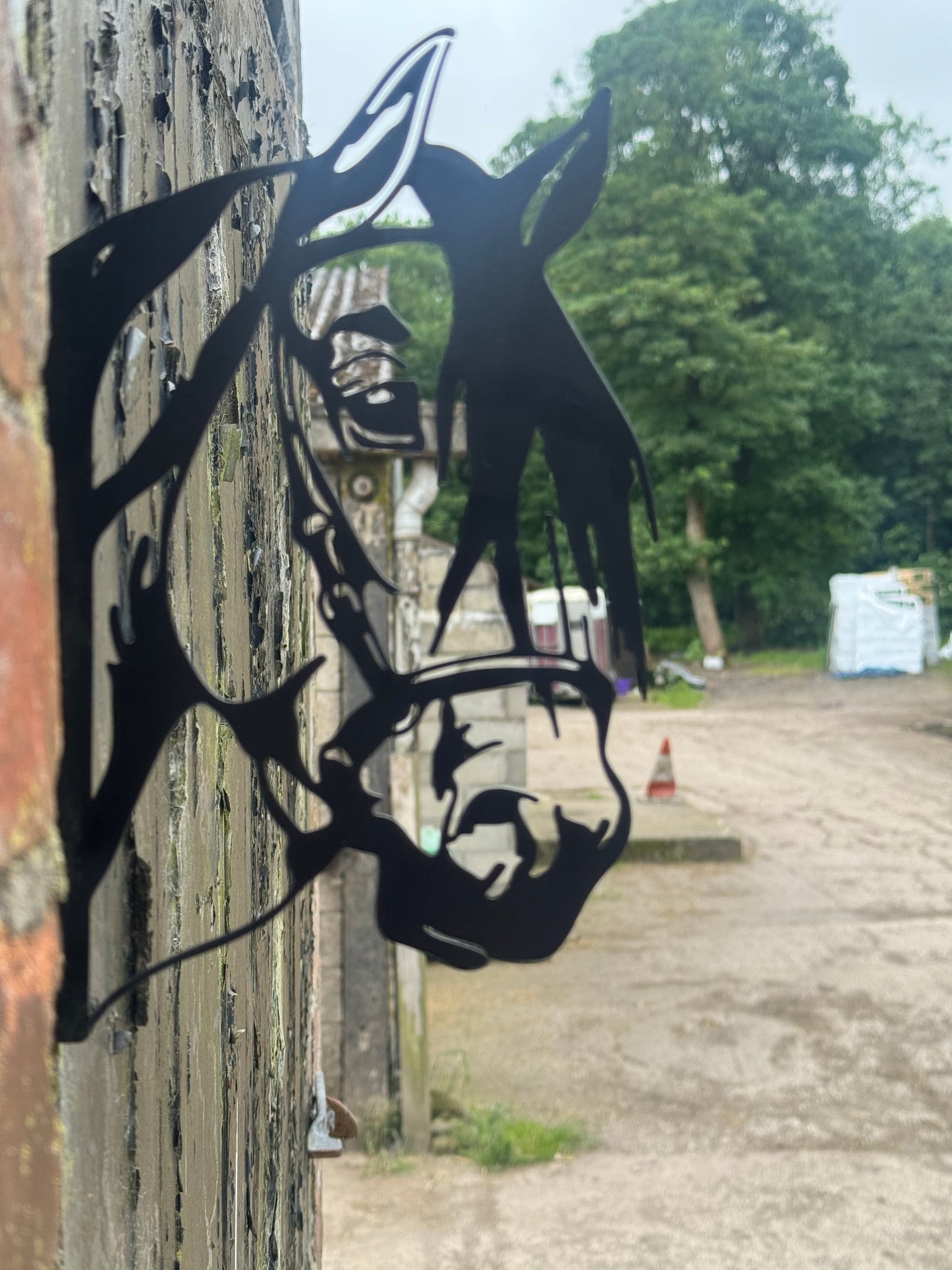 Black Metal Horse Head Peekaboo Sign